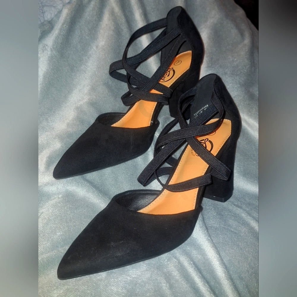 Trary Black Classic Closed Pointed Toe, Crisscross Strap Block Heel Size 7 - New